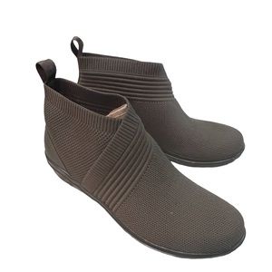 Clarks Womens Sashlyn Mid Dark Olive Comfort Knit Bootie Boots Shoes SZ 6.5M NEW